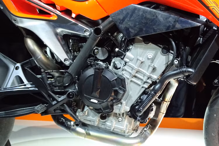 Cung cấp sức mạnh cho Duke 790 là khối động cơ 2 xi-lanh thẳng hàng 800 cc hoàn toàn mới, với tên mã là LC8c. Trong đó, chữ "c" là viết tắt của từ "compact", nhằm ám chỉ kích thước gọn gàng của cỗ máy mới. Với động cơ này, KTM "khoe" rằng Duke 790 sẽ đem tới "sự cân bằng, trọng lượng nhẹ và cảm giác điều khiển không đối thủ" trong phân khúc naked bike cỡ trung.