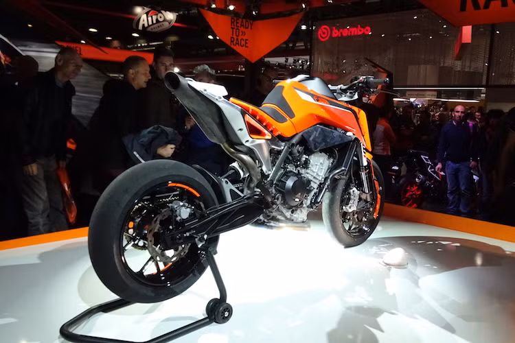 Phải tới năm sau KTM mới chính thức ra mắt Duke 790 phiên bản thương mại. Bên cạnh đó, hàng loạt các dòng xe 800 cc khác sử dụng chung kết cấu khung và máy của Duke 790 cũng sẽ được hãng xe KTM và thương hiệu con Husqvarna tạo ra trong thời gian tới.