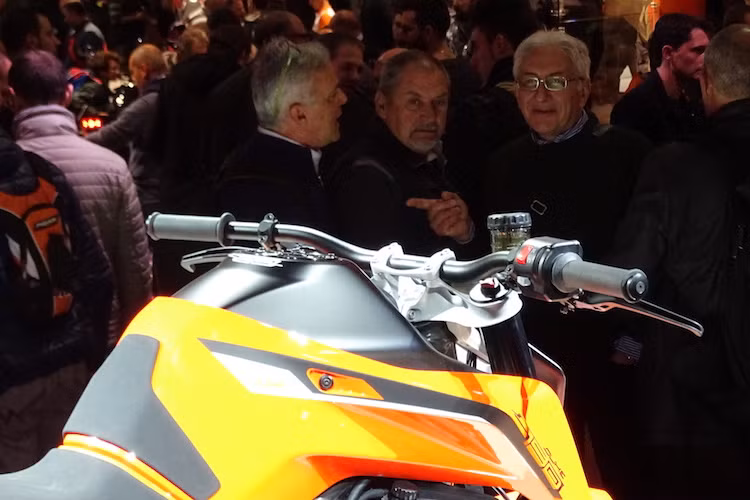 Là một mẫu xe "chạy sân" ý tưởng, chiếc Duke 790 concept không được trang bị bảng đồng hồ. Tuy nhiên vào năm sau, khi phiên bản sản xuất hàng loạt được công bố, chắc chắn chiếc xe sẽ có bảng đồng hồ là một màn hình LCD màu với tùy chọn kết nối smartphone qua bluetooth My Ride, tương tự Duke 390 hay 1290 mới.