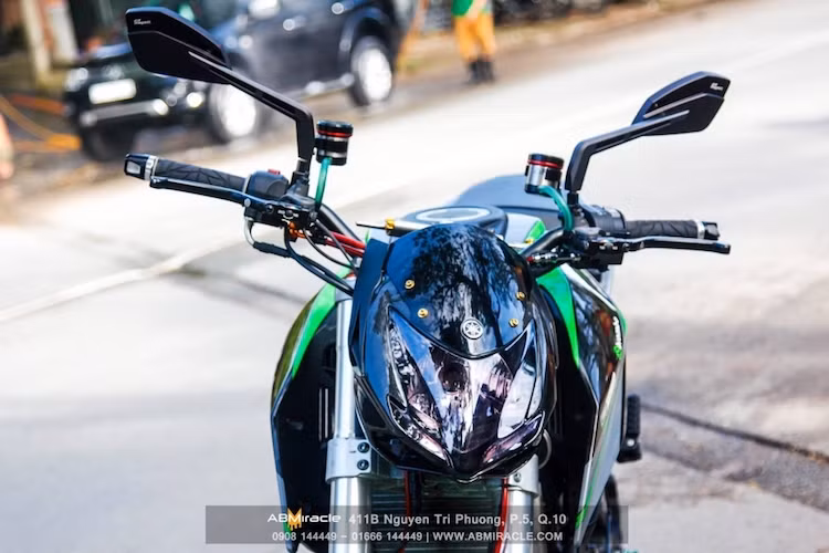 Tuy nhiên thay vì phần đầu đặc trưng của TFX150, chiếc xe đã được chủ nhân thay thế bằng phần đầu của Ducati Streetfighter với chóa pha sơn pha lê tối màu "siêu ngầu". Cặp phuộc ống lồng nguyên bản của FZ150i cũng đã được thay bằng phuộc USD cứng cáp, lấy từ Benelli BN302.