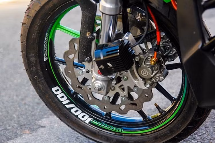 "Dàn chân" của chiếc xe cũng đã được độ lại hoàn toàn với cặp mâm 5 cây chữ Y từ hãng Chemco ở Indonesia, với thiết kế 5 cánh chữ Y đẹp mắt. Hệ thống phanh trước an toàn hơn với cặp phanh đĩa kép kèm heo Brembo 2 pis đối xứng.