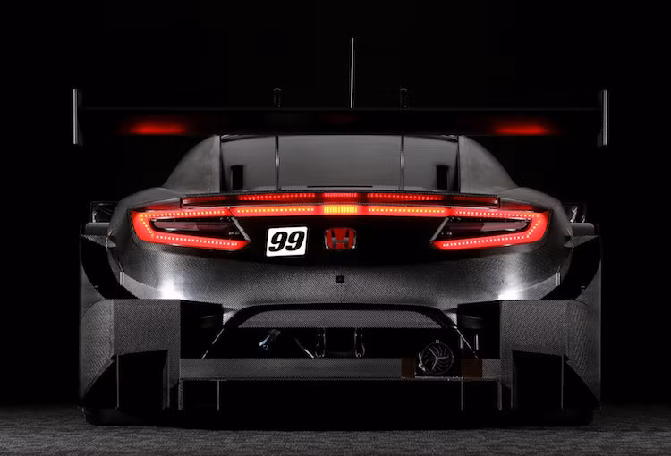 Dựa trên phiên bản NSX-GT3 trước đó, Honda NSX-GT còn có ngoại thất được cải tiến mạnh mẽ hơn nữa. Chiếc xe có các hốc bánh được nới rộng để lắp vừa lốp đua Bridgestone, những cánh khuếch tán không khí bằng sợi carbon ở dưới cản trước và sau còn lớn hơn bản GT3, cùng với một cánh đuôi lớn. Để làm mát động cơ hiệu quả hơn, nắp che máy cũng có thêm những khe thoát nhiệt mới.