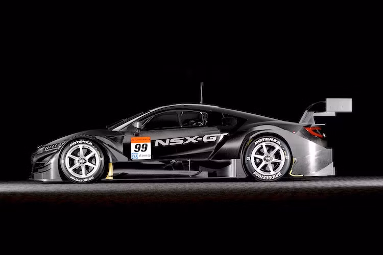 Thay vì sử dụng động cơ V6 3.5 tăng áp kép như phiên bản bình thường và bản GT3, NSX-GT lại được trang bị động cơ 4 xi-lanh tăng áp nhỏ hơn với dung tích chỉ 2.0l theo yêu cầu của giải Super GT. Tuy nhiên nhờ có tăng áp, chiếc xe vẫn có thể đạt công suất ít nhất 590 mã lực.