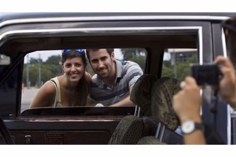 Anh Miquel Torres - một du khách tới từ Barcelona - Tây Ban Nha chia sẻ: "Rất thú vị khi bạn được ngồi trong một kỷ vật lịch sử của Cuba. Chúng là những chiếc xe rất đặc biệt". Trong khi đó, những người lái những chiếc taxi limousine như Suarez cũng rất cố gắng giữ gìn chúng như một cách để bày tỏ sự tôn trọng với vị Lãnh tụ Cuba.