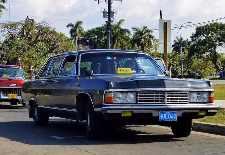 Dù rất ít khi được sử dụng bởi chính ông Fidel Castron, nhưng những chiếc limousine Xô Viết này đã được Chính phủ Cuba sử dụng để đón tiếp các lãnh đạo hay quan chức chính phủ từ các quốc gia khác tới thăm Cuba trong một thời gian dài. Vào năm 2002, cựu Thổng thống mỹ Jimmy Carter cũng đã từng được chở trên một chiếc limousine như vậy.