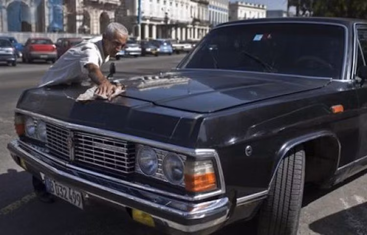 Theo ông Moises Suarez 58 tuổi - tài xế taxi, người lái một chiếc xe limousine Chaika của Fidel Castro trong 5 năm qua, hiện nay chỉ còn 10 chiếc xe còn đang hoạt động trên đường. Chính vì vậy mỗi khi lăn bánh qua những công trình lịch sử của Cuba, chiếc xe luôn khiến mọi người phải ngoái đầu, không chỉ riêng khách du lịch mà ngay cả những người dân Cuba.