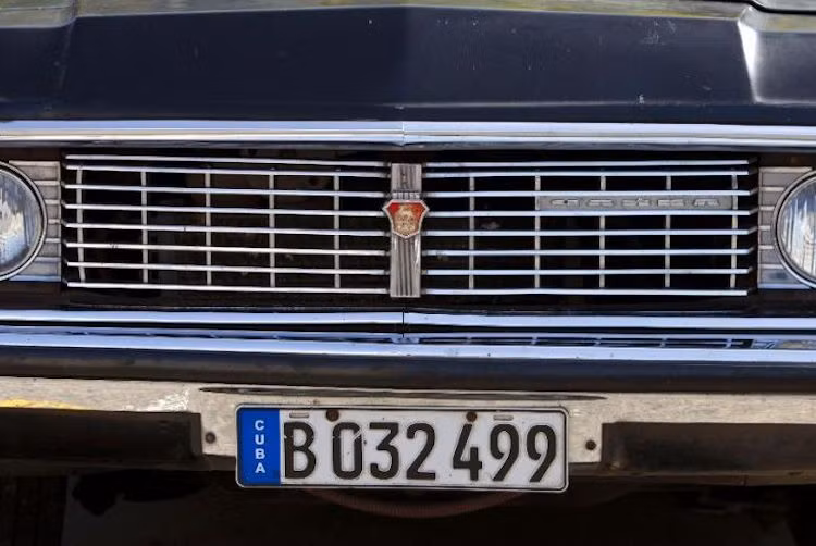 Khi được người Nga trao tặng, những chiếc Chaika hay ZIL này thường có động cơ xăng 5.5l V8, dẫn động cầu sau và hộp số tự động 3 cấp. Tuy nhiên khi từ đội xe của ông Fidel tới công ty taxi, chúng đã được gỡ đi các lớp bọc thép và thay động cơ diesel Mercedes dễ kiếm phụ tùng, đồng thời tin cậy hơn.