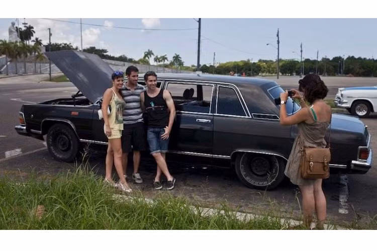 Với chi phí cho trọn 1 ngày dạo chơi quanh thủ đô Havana từ 100-140 USD, mức phí của những chiếc taxi limousine này cũng không khác gì các loại taxi bình thường khác. Những du khách đã có dịp tham quan Cuba trên các mẫu xe này cũng đã có những kỷ niệm không thể quên với nó.