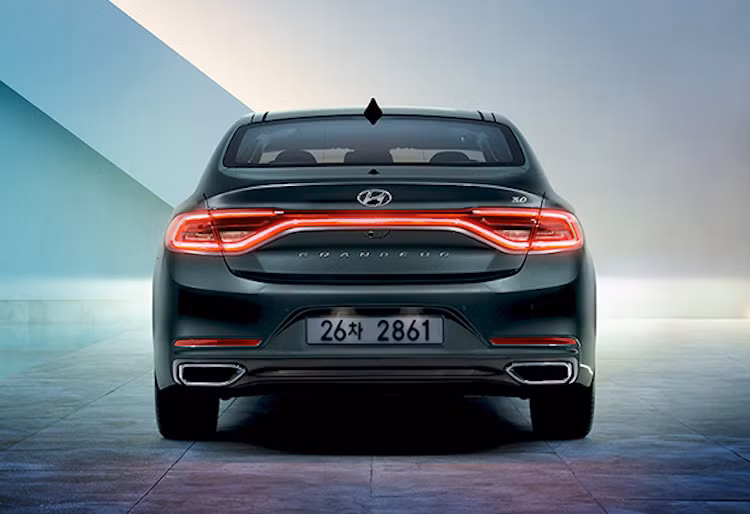 Hướng tới phân khúc hạng trung cao cấp, Hyundai cũng đã trang bị cho Grandeur bộ mâm nhiều nan tinh tế, thanh lịch hoặc mâm 5 cánh thể thao hơn. Ở phía sau, chiếc xe có đèn hậu LED được nối liền với nhau bởi một dải nhựa trong suốt.