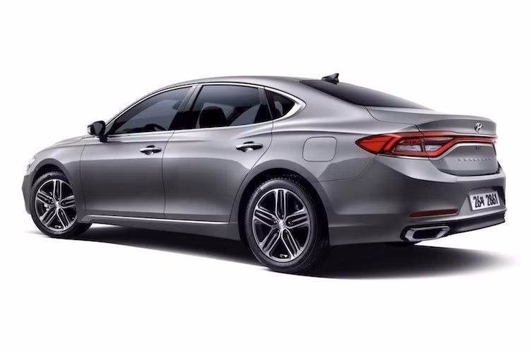 Ngoài ra, xe còn có một phiên bản sử dụng động cơ 3.0l với khả năng chạy bằng khí ga với công suất 235 PS và mô-men xoắn cực đại 280,47 Nm, hướng tới các khách hàng mua xe số lượng lớn để kinh doanh. Lựa chọn động cơ diesel duy nhất là 2.2l e-VGT (202 PS/441,3 Nm). Mọi phiên bản sẽ được trang bị hộp số sàn 6 cấp hoặc tự động 8 cấp.