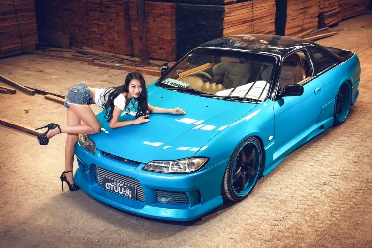 Với đôi chân dài "miên man" cùng khuôn mặt và thân hình "chuẩn", người mẫu châu Á đã càng trở nên "hot" hơn khi đứng cạnh chiếc xế độ Nissan Silvia được làm mới từ trong ra ngoài.