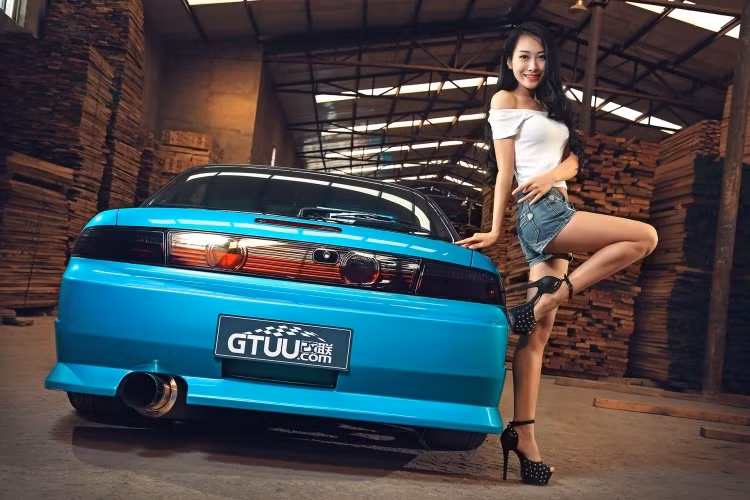 Việc sản xuất Silvia kết thúc vào năm 2002 do Nissan quyết định cắt giảm số khung sàn. Chính vì vậy, S15 chính là thế hệ Nissan Silvia cuối cùng. Hiện nay, nền khung sàn thể thao trên toàn Thế giới của Nissan là FM, được dùng cho 350/370Z, cũng như Nissan Skyline (Infiniti G35/G37 ở thị trường Mỹ) từ đời 2001 đến nay.