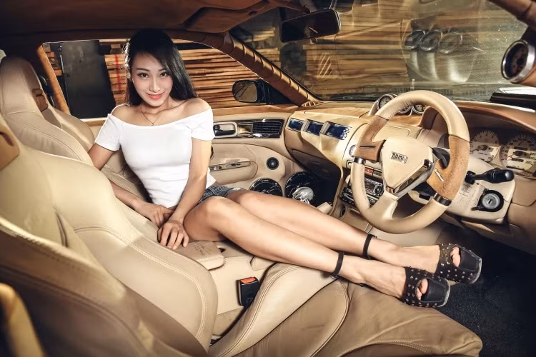 Vốn là dòng xe thể thao giá rẻ với nội thất khá giản dị, nhưng chiếc Silvia S14 này đã được độ lại hoàn toàn bên trong cabin để trở nên sang trọng hơn. Toàn bộ các chi tiết bên trong xe đều đã được bọc da cao cấp, đồng thời chiếc xe còn có hệ thống âm thanh "hàng khủng".