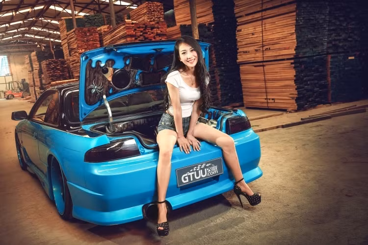 Tuy nhiên vì hệ dẫn động bánh sau ưu việt của mình so với dẫn động bánh trước của Celica, Silvia được dân chơi xe Nissan chuộng hơn. Đặc biệt là từ thế hệ S13 trở đi, khi phong trào chơi Drift bắt đầu bùng nổ trên toàn Thế giới. Mặc dù Nissan đã ngừng sản xuất Silvia từ năm 2002 nhưng các hãng "độ" vẫn tiếp tục phát triển những phụ tùng cho chúng cho đến tận ngày nay.