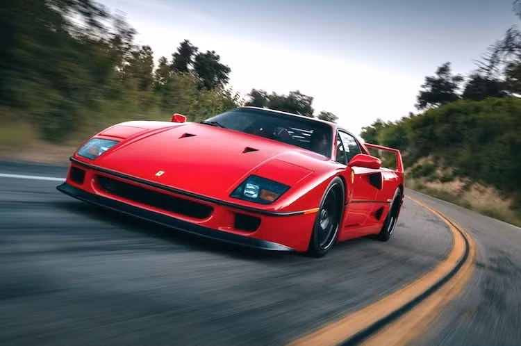 F40 là một trong những siêu xe hiếm hoi của Ferrari sử dụng động cơ tăng áp, với máy V8 2.9l Twin-Turbo với công suất tối đa 478 mã lực, mô-men xoắn cực đại 577 Nm. Kết hợp cùng hộp số sàn 5 cấp, hệ dẫn động cầu sau và trọng lượng chỉ 1100 kg, F40 chỉ mất 4 giây để đạt 0-100 km/h và tốc độ tối đa 324 km/h. Khi ra mắt, nó chính là siêu xe nhanh nhất Thế giới.