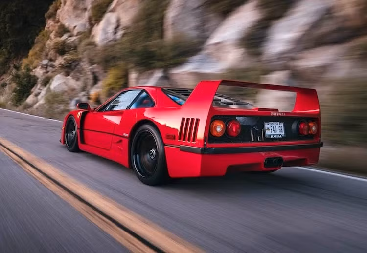 Có số lượng sản xuất chỉ 1311 chiếc, toàn bộ số xe F40 đều có màu đỏ Rosso Corsa truyền thống của thương hiệu Ferrari. Vào năm 1987, giá của Ferrari F40 là vào khoảng 400.000 USD. Theo quy đổi tỉ giá, số tiền này tương đương 830.000 USD ngày nay. Tuy nhiên hiện nay, những chiếc F40 đều có giá lên tới hàng triệu USD.