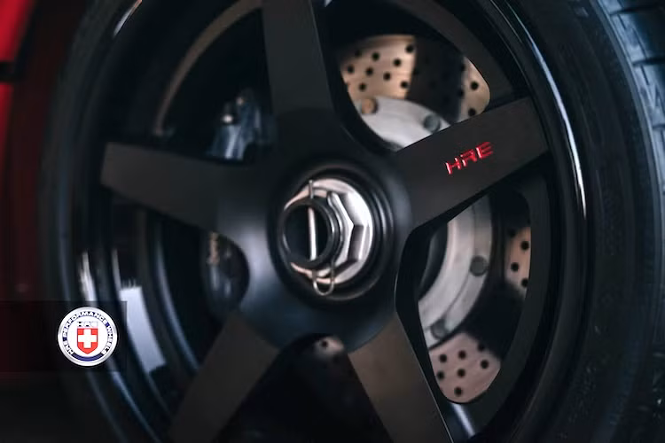 Bộ mâm này có tên mã RS105 với thiết kế 5 cánh đơn khỏe khoắn và lớp sơn đen mờ, bộ mâm này cũng gợi nhớ về thiết kế mâm Speedline hay OZ của những chiếc xe đua F40 LM trước đây, khiến chiếc F40 trở nên hấp dẫn và thể thao hơn nữa.