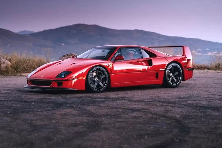 Được sản xuất từ năm 1987 tới 1992, siêu xe Ferrari F40 đặc biệt để kỷ niệm 40 năm thành lập hãng. Ngoài ra, F40 còn có ý nghĩa đặc biệt khi là chiếc xe cuối cùng được chính Enzo Ferrari - nhà sáng lập hãng siêu xe Ý đích thân xét duyệt để đưa vào sản xuất.