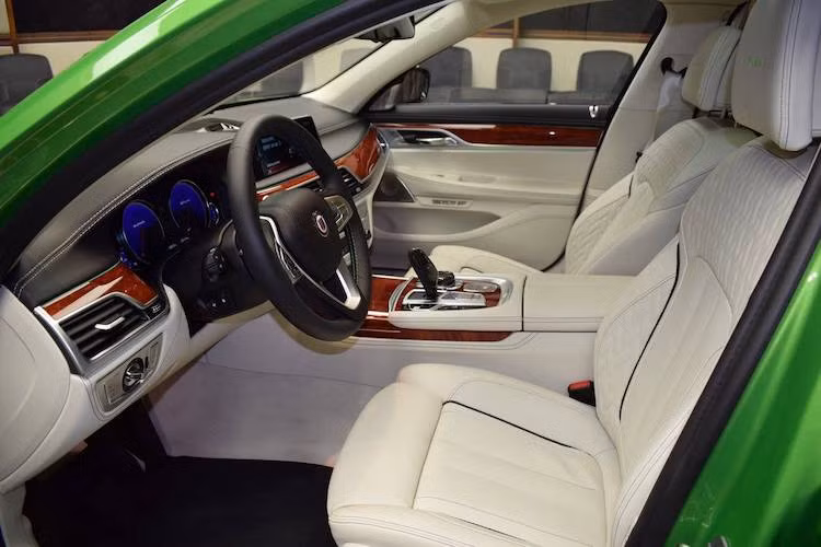 Không chỉ dùng lại ở ngoại thất, nội thất của Alpina B7 xDrive cũng "sang" hơn mẫu xe BMW 7 Series thường với bảng táp-lô bọc da, tay lái thể thao có chỉ thêu tương phản màu xanh dương/xanh lá, hệ thống thông tin giải trí thế hệ mới nhất...