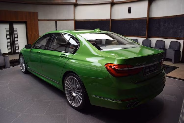 Hiện tại, một chiếc Alpina B7 độ từ 7 Series có giá khởi điểm từ 137.000 USD, sau khi đã tính tổng tất cả các chi phí (tương đương 3,04 tỷ đồng). Tuy nhiên do chiếc xe này đã được đại gia Ả Rập đặt hàng với màu xanh "thửa riêng" cùng nhiều "option" cao cấp trong nội thất, chắc chắn giá của xe sẽ còn cao hơn nữa.