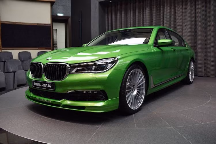 Trước khi BMW ra mắt chiếc M760Li, BMW Alpina B7 từng là "phiên bản" 7 Series mạnh mẽ nhất, sang trọng nhất. Sở dĩ có thể coi B7 là một phiên bản chính thức của 7 Series đó là vì dù một hãng độ, nhưng Alpina có mối quan hệ rất tốt với BMW, thậm chí những chiếc xe của hãng được bán trong showroom chính hãng.
