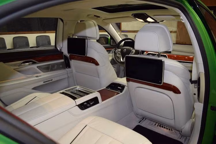 Toàn bộ các ghế ngồi được bọc da Nappa cao cấp với mặt ghế thêu nghệ thuật, cùng với các chi tiết ốp gỗ sang trọng Myrtle càng khiến B7 tới gần đẳng cấp của những chiếc xe siêu sang. Với tùy chọn hệ thống thông tin giải trí cùng bàn gấp cho hàng ghế sau, Alpina B7 trở thành một "văn phòng di động" thực sự cho các "VIP" yêu tốc độ.