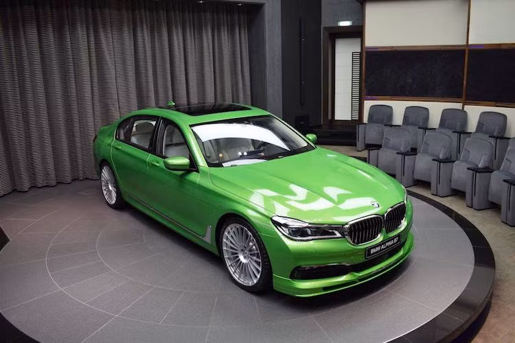Được đặt hàng bởi một đại gia Ả Rập thông qua đại lý BMW Abu Dhabi, chiếc xe sang BMW Alpina B7 này gây ấn tượng ngay từ cái nhìn đầu tiên bởi màu sơn xanh lá ánh kim sáng Java Green. Màu sơn này chỉ có thể đặt hàng qua chương trình cá nhân hóa BMW Individual và đã khiến Alpina B7 "thoát" khỏi cảm giác "đạo mạo" của một chiếc xe sang.