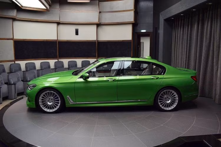 Động cơ của xe được kết hợp với hộp số tự động 8 cấp với chế độ lái thể thao, đi kèm với hệ dẫn động 4 bánh xDrive của BMW. Hệ thống treo của B7 xDrive cũng đã được Alpina cải tiến, nhưng vẫn chú trọng tới sự êm ái "xuất sắc trên những hành trình dài".