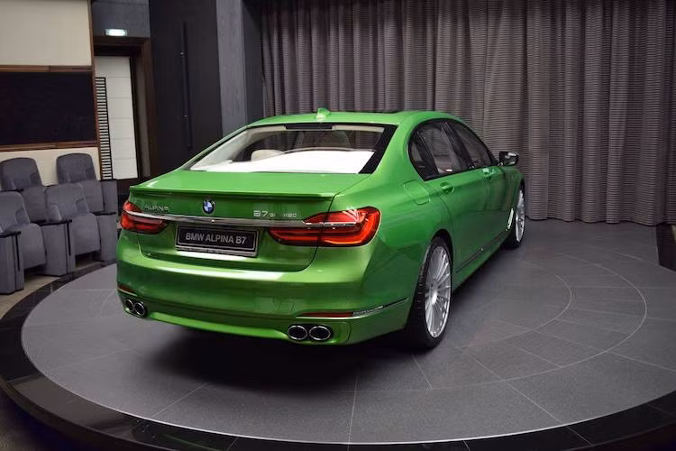 Ở đằng sau, những logo Alpina và B7 khẳng định sự đặc biệt của chiếc xe, bên cạnh cánh đuôi dạng nẹp, khiến chiếc xe trông thể thao hơn nhưng không mất đi vẻ sang trọng và thanh lịch vốn có.