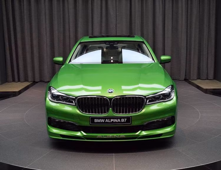 Theo phong cách quen thuộc của Alpina, phần thân của chiếc 7 Series độ thành Alpina B7 không được thay đổi nhiều, chỉ bổ sung thêm các nẹp khí động học dưới bodykit. Lưới tản nhiệt hình bầu dục của BMW cũng được bổ sung thêm các nan có khả năng thay đổi góc nghiêng để tăng hiệu quả khí động học.