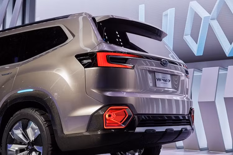 Ở phía sau, phần đuôi của Viziv-7 cũng đã được Subaru thiết kế đầy tinh tế, hiện đại và cá tính với cặp đèn hậu LED hình chữ C được nối loeenf với nhau ở phần trên. Ở bên dưới cản sau là 2 đèn định vị LED màu đỏ độc đáo với thiết kế tạo ấn tượng về độ sâu.