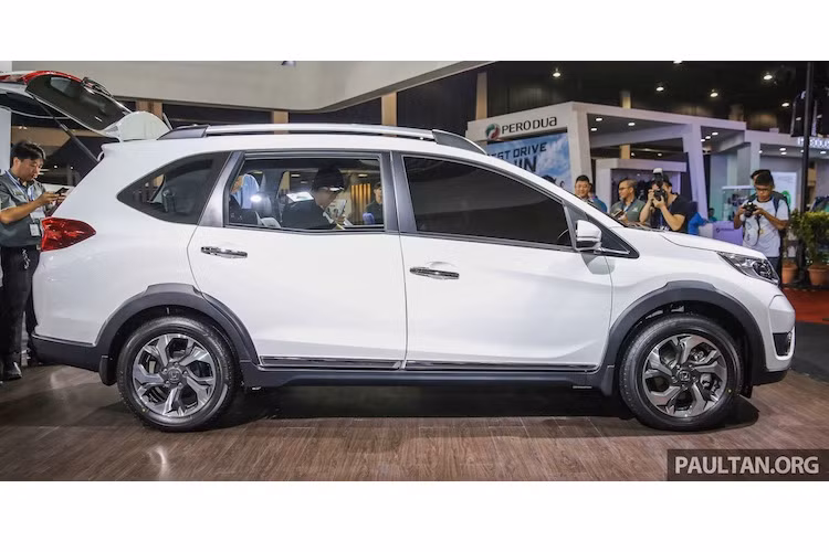 Ở xung quanh thân của BR-V được ốp nhựa đen mờ, cùng với khoảng sáng gầm lớn khiến chiếc xe năng động và trông giống một mẫu crossover hơn. Bộ mâm đúc 5 cánh kép 2 tông màu của chiếc xe khá giống với Honda City. BR-V sở hữu chiều dài 4455 mm, rộng 1735 mm và cao 1650 mm.