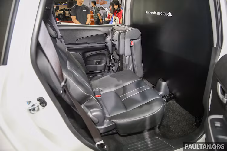 Bên trong nội thất, bảng táp-lô của BR-V có thiết kế khá giống với Honda City. Tuy nhiên không rõ vì lý do gì mà Honda đã ngăn hoàn toàn hàng ghế trước của chiếc xe trưng bày tại Malaysia, không cho phép tiếp cận. Hàng ghế thứ hai của xe có hệ thống điều hòa trung tâm nằm trên trần, với khả năng gập 40/60 khá linh hoạt.