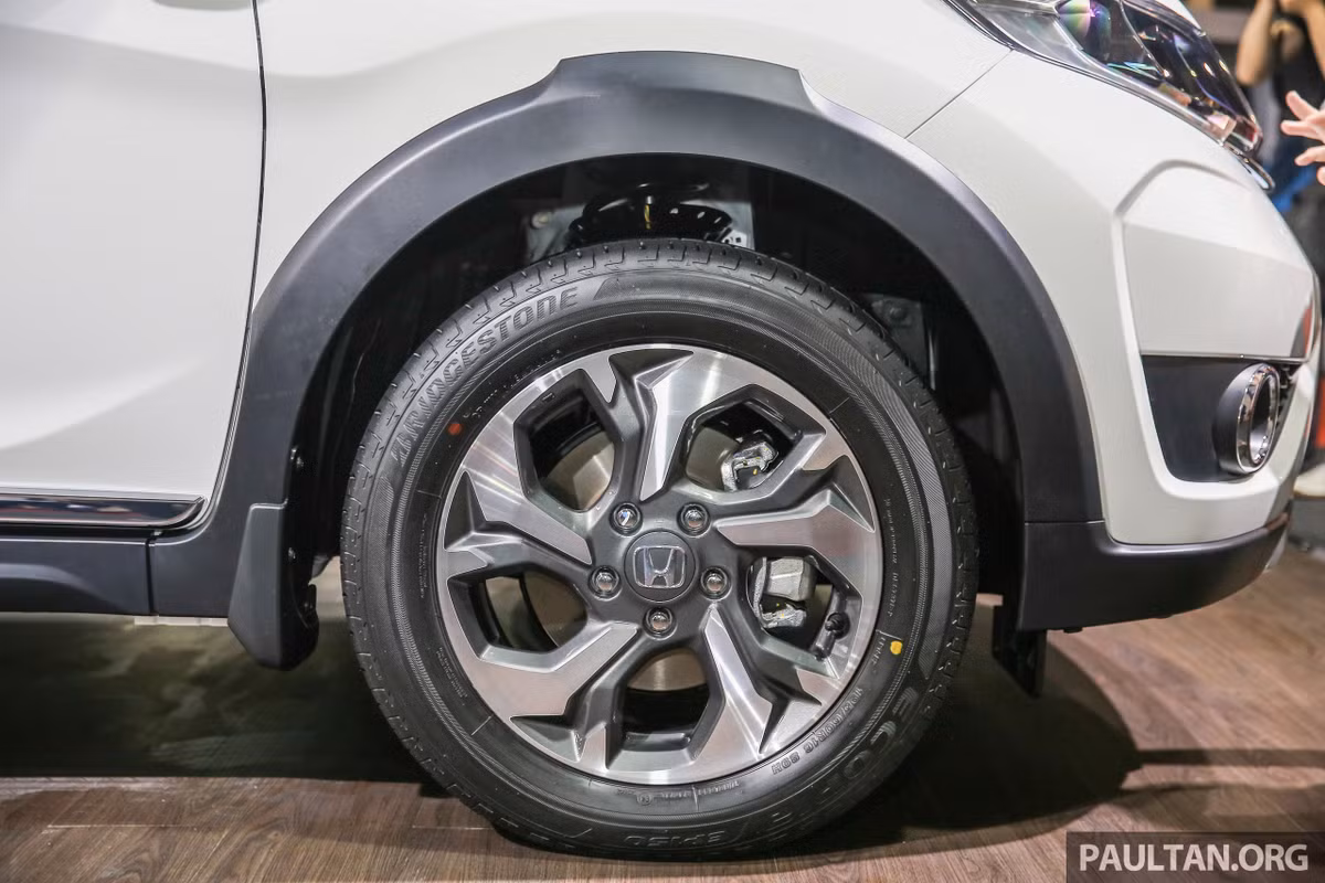 Hiện tại, giá của BR-V tại thị trường Malaysia chưa được công bố. Tuy nhiên tại Ấn Độ, chiếc xe sẽ có tổng cộng 5 phiên bản khác nhau với giá khởi điểm chỉ từ 875.000 Rupee (tương đương 292 triệu đồng).