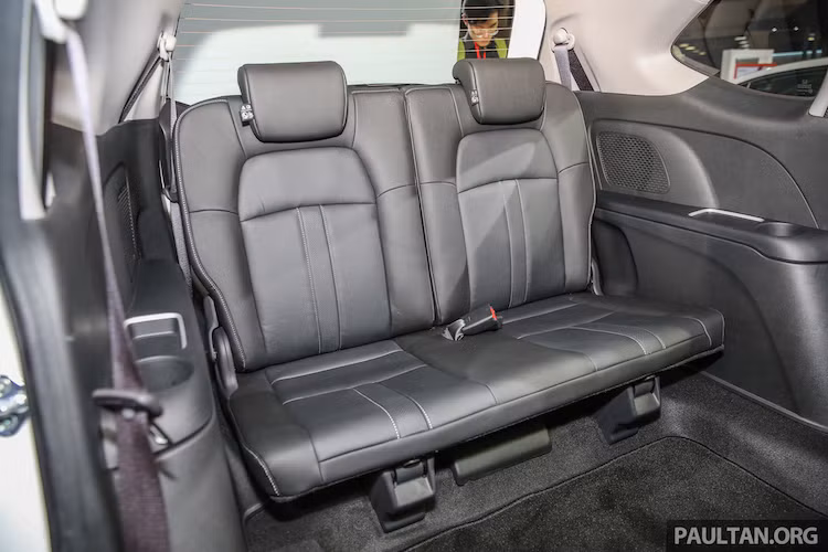 Dù có kích thước không lớn nhưng BR-V vẫn có hàng ghế thứ 3 tương đối thoải mái so với khổ người châu Á. Có giá rẻ nên những vật liệu trong nội thất của BR-V chủ yếu là nhựa cứng.