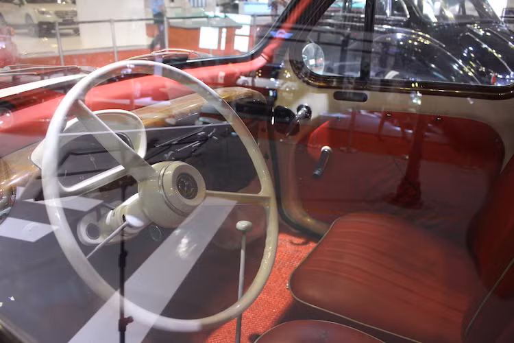 Renault 4CV sử dụng kết cấu thân nguyên khối (monocoque) và có chiều dài chỉ 3,6 mét. Một điểm đặc biệt của chiếc xe dó là thiết kế cửa với bản lề ngược ở phía trước. Chiếc xe của ông Phạm Xuân Ẩn có nội thất màu trắng kem và các ghế bọc da màu đỏ cổ điển và thanh nhã.