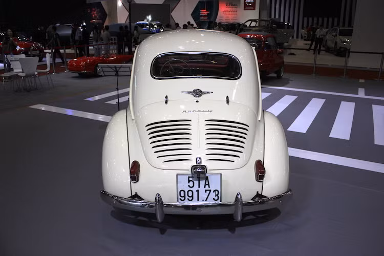 Nằm ở phía sau đuôi xe của 4CV là khối động cơ 4 xi-lanh thẳng hàng nạp khí tự nhiên có dung tích 747 cc. Không giống như tên gọi, động cơ này có công suất lên tới 21,3 mã lực và mô-men xoắn cực đại 45 Nm. Kết hợp cùng hệ dẫn động cầu sau và hộp số sàn 3 cấp, chiếc xe có thể đạt tốc độ tối đa 95 km/h và thời gian tăng tốc từ 0-100 km/h lên tới 34 giây.