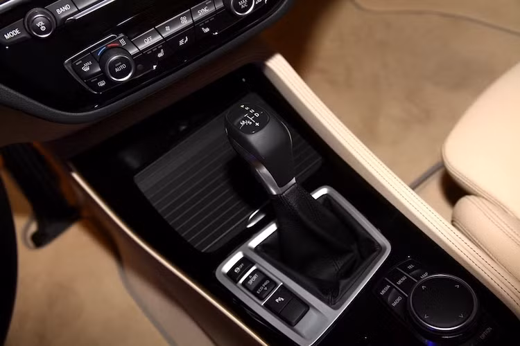 Mọi phiên bản của chiếc xe sẽ có hệ dẫn động cầu trước, biến 1 Series Sedan trở thành mẫu sedan đầu tiên trong lịch sử BMW sử dụng hệ dẫn động này. Các lựa chọn hộp số bao gồm số tự động 6 hoặc 8 cấp. Cùng với X1 và 2 Series Active Tourer, 1 Series Sedan sẽ được sản xuất bởi liên doanh BMW-Brilliance Auto ở Trung Quốc.