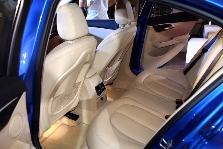 Hàng ghế sau của xe có không gian khá thoải mái với khổ người châu Á, với các ghế sau có khả năng gập 40/60 để gia tăng thể tích khoang hành lý giống nhiều mẫu xe khác. 1 Series Sedan cũng sẽ có cửa gió độc lập cùng ổ điện riêng cho hàng ghế sau.