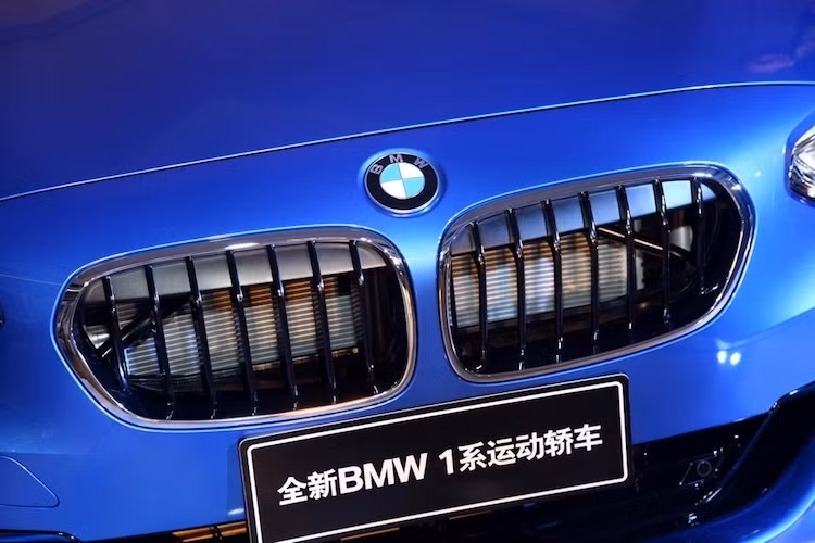 Về động cơ, phiên bản giá rẻ nhất của 1 Series Sedan là 118i sẽ được trang bị máy tăng áp 3 xi-lanh 1.5l với công suất 136 mã lực. Trong khi đó, 2 phiên bản 120i và 125i đều sử dụng động cơ 2.0l 4 xi-lanh tăng áp, nhưng có công suất khác nhau là 192 và 231 mã lực.