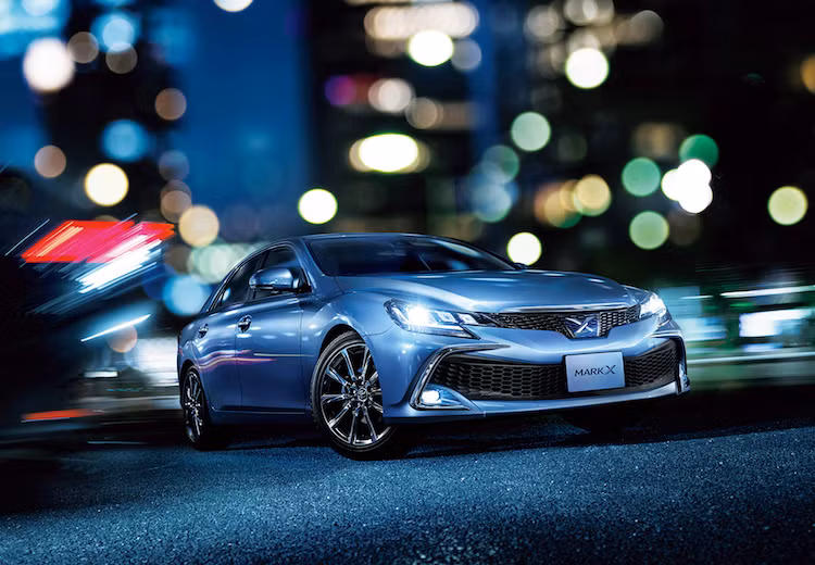  Toyota sedan Mark X là dòng xe cỡ trung ra mắt lần đầu vào năm 2004, tới nay đã trải qua 2 thế hệ, chỉ được bán ở thị trường Nhật Bản và Trung Quốc. Được bán song song với Camry tại Nhật, Mark X có "phom" và kích thước tương đương, nhưng dành cho các khách hàng thích hệ dẫn động cầu sau hoặc 4 bánh.