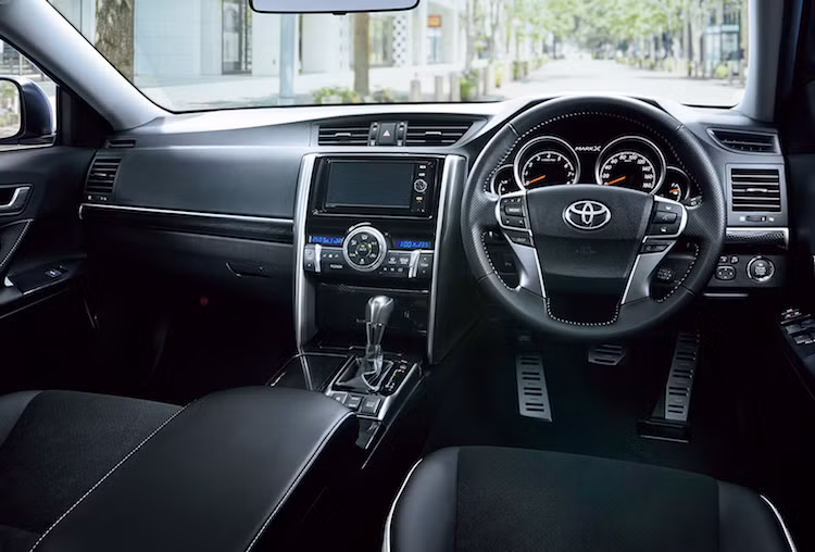 Ở bên trong nội thất, phiên bản Mark X 2017 có cách bố trí các chi tiết tương tự như Camry, nhưng sở hữu thiết kế táp-lô cùng cabin khác biệt. Với phiên bản 2017, chiếc xe cũng được nâng cấp với nội thất bọc da kết hợp với vải Alcantara trên các phiên bản cao cấp.