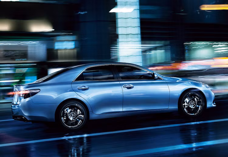 Phiên bản Mark X rẻ nhất có giá khởi điểm chỉ từ 2,6568 triệu Yên (tương đương 536 triệu đồng), và lên tới 3,8502 triệu Yên (tương đương 776,9 triệu đồng). Do chỉ dành riêng cho thị trường Nhật Bản và Trung Quốc nên mẫu sedan hạng trung này rất khó xuất hiện tại Việt Nam.