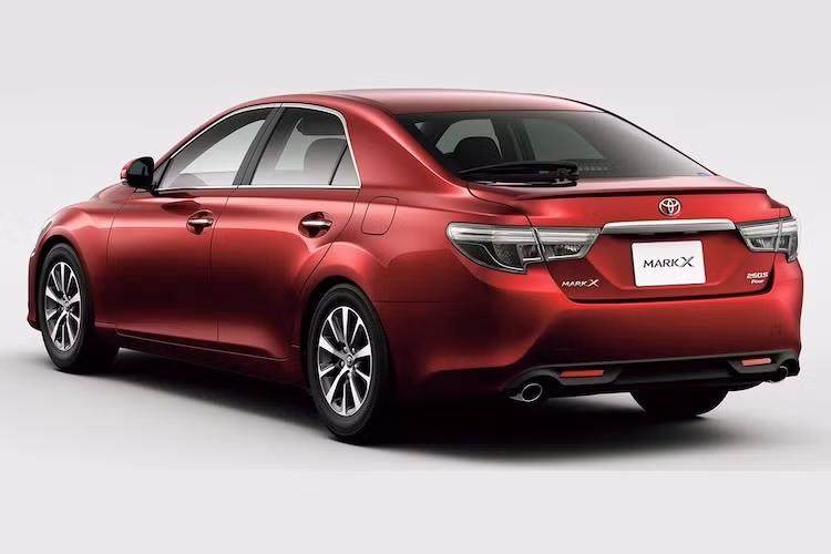 Ở phía sau, Mark X mới cũng sở hữu cặp đèn hậu LED chóa trong hiện đại hơn. Sở hữu "phom" thân xe giữa gần như y hệt Camry, các kích thước của xe cũng không có sự chênh lệch lớn với chiều dài 4750 mm, rộng 1795 mm, cao 1435 mm và trục cơ sở dài 2850 mm.