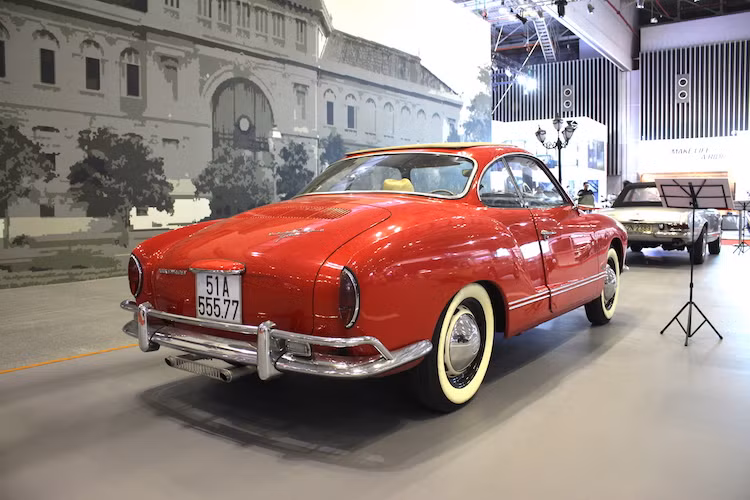 Do có thân xe được một trong những hãng thiết kế xe hơi nổi tiếng nhất trong lịch sử tạo hình nên tới tận ngày nay, Karmann Ghia vẫn luôn được người yêu Volkswagen nói riêng và giới mê xe nói chung đánh giá là một trong những mẫu Volkswagen đẹp nhất mọi thời đại. Toàn bộ thân xe đã được thiết kế với những đường cong mềm mại, tinh tế và uyển chuyển.