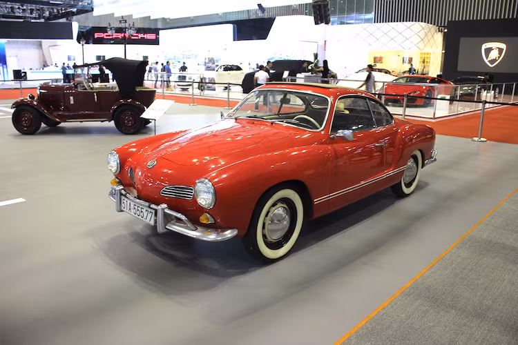 Được sản xuất tại Đức từ năm 1955 tới 1974 và tại Brazil từ 1962 tới 1975, Volkswagen Karmann Ghia là một mẫu xe thể thao 2 cửa, 4 chỗ ngồi với cách bố trí ghế 2 + 2, dựa trên cơ sở khung sàn và hệ động lực của dòng xe "con bọ" nổi tiếng Volkswagen Beetle Type 1.