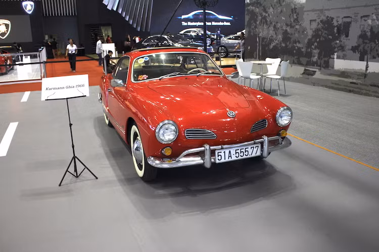 Khu trưng bày xe cổ tại triển lãm ôtô Quốc tế Việt Nam năm nay là một nét mới đặc biệt, khi đã quy tụ được một số mẫu xe cổ thuộc dạng "siêu độc" tại nước ta. Trong số đó, có chiếc Volkswagen Karmann Ghia đời 1966. Với màu đỏ tươi, chiếc xe này là "điểm nhấn" nổi bật trong gian xe cổ tại VIMS 2016.