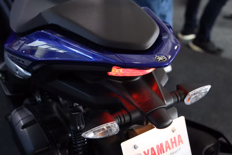 Ở phía sau, NVX có đèn hậu dạng LED và xi- nhan gắn với pát biển số cùng chắn bùn sau như nhiều dòng xe côn tay của Yamaha. Phần đuôi xe được thiết kế vuốt nhọn về phía sau, cùng với tem dán khiến nhiều người không khỏi liên tưởng tới Yamaha R1 hoặc R3.