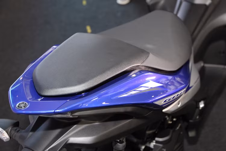 NVX sở hữu bộ yên khá cao, lên tới 790 mm - nghĩa là còn lớn hơn chiếc R3 10 mm. Giống như những mẫu sportbike, vị trí ngồi cho người ở phía sau của xe được đặt cao hơn hẳn so với người ngồi trước.