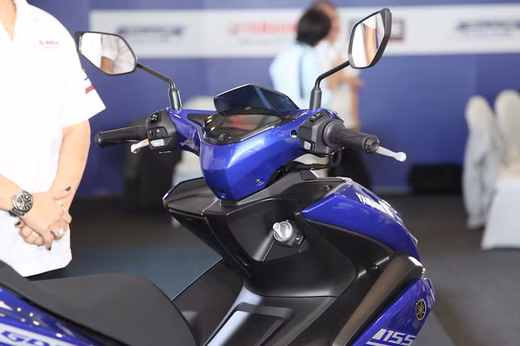 Ở phía sau yếm, Yamaha đã bố trí cho NVX một hộc chứa đồ nhỏ có nắp đậy để có thể chứa một số vật dụng nhỏ như kính, khẩu trang hay điện thoại. Bên cạnh là ổ khóa với núm vặn công tắc. NVX cũng được trang bị hệ thống khóa thông minh Smart Key, khiến người dùng có thể chạy xe mà chỉ cần cầm theo chìa khóa theo người.